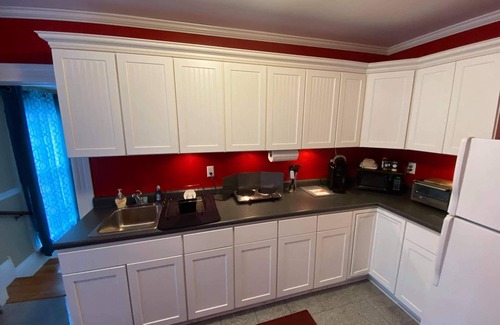 Brookfield Apartment | Unforgettable Stay at White House Lodge Lower Studio