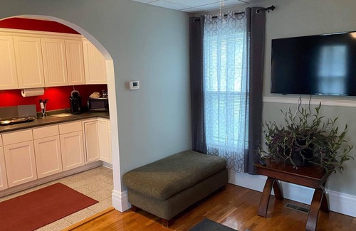 Brookfield Apartment | Unforgettable Stay at White House Lodge Lower Studio