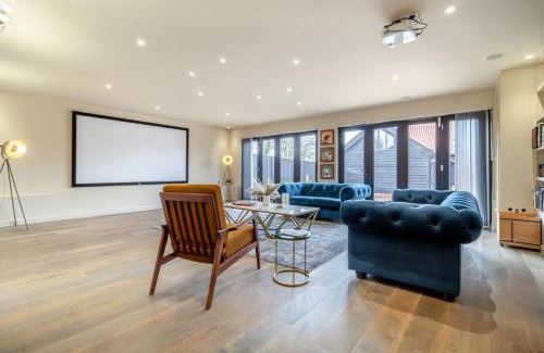Halesworth House | Pet-Friendly Retreat at White House Lodges - Dragonfly