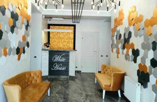 Balti Apartment | Pet-Friendly Retreat at the Renowned White House Hotel