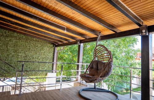 Tirgu Jiu House | Exceptional White House: Child-Friendly Retreat Rated 9.4