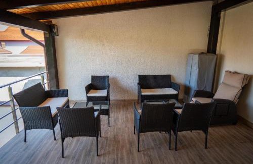 Tirgu Jiu House | Exceptional White House: Child-Friendly Retreat Rated 9.4