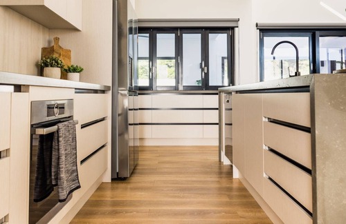 Lacepede House | Cozy White Hut On Golflinks with Ocean Views & Breakfast