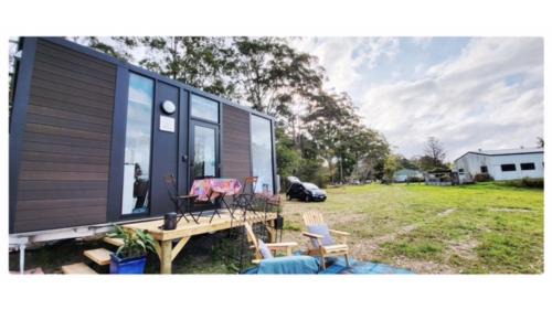 Maleny House | Exceptional White Jacaranda Tiny House - Top Guest Rated 9.6