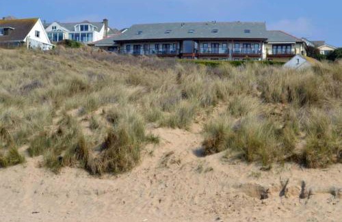 Mawgan Porth Apartment | Oceanfront Getaway at White Lodge - Coast Hideaways