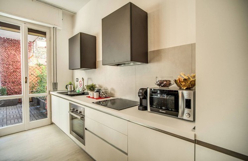 Pisa City Centre Apartment | Cozy Green Terrace Apartment with Family-Friendly Amenities