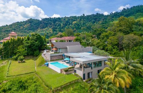 Kuala Teriang Villa | Relax at White Monkey Villa with Private Pool & Hot Tub