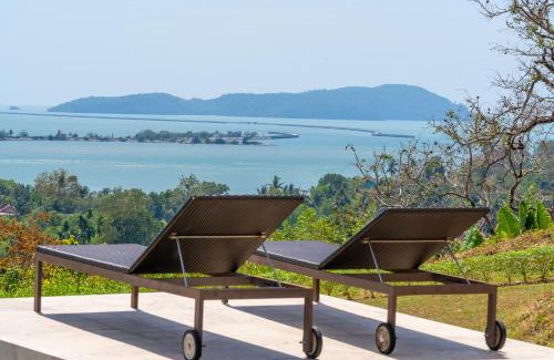 Kuala Teriang Villa | Relax at White Monkey Villa with Private Pool & Hot Tub