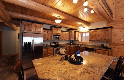 Island Park Cabin | Cozy White Moose Cabin with Hot Tub Near Yellowstone