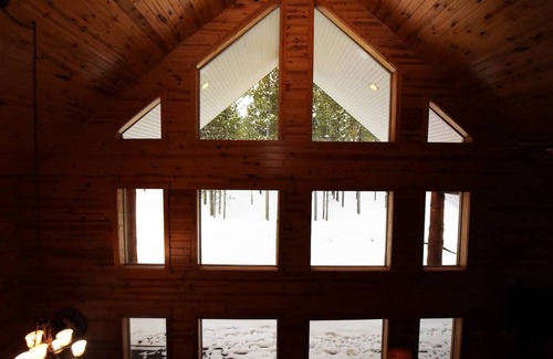 Island Park Cabin | Cozy White Moose Cabin with Hot Tub Near Yellowstone