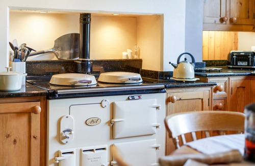 Windermere House | White Moss: Historic Retreat with Hot Tub & Cinema