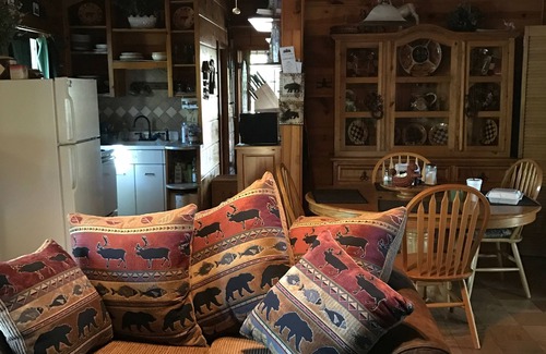 Pinetop-Lakeside Cabin | Relax at White Mountain Getaway: Lake Views & Spa Retreat