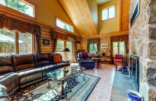 Twin Mountain House | Family-Friendly White Mountain Log Home with Pet Amenities