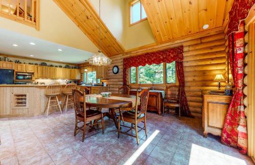 Twin Mountain House | Family-Friendly White Mountain Log Home with Pet Amenities