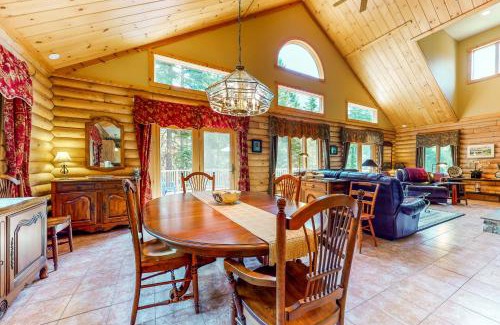 Twin Mountain House | Family-Friendly White Mountain Log Home with Pet Amenities