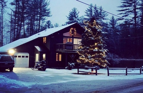 West Ossipee Ski Chalet | Inviting White Mountains Chalet with Pool and Lake Views