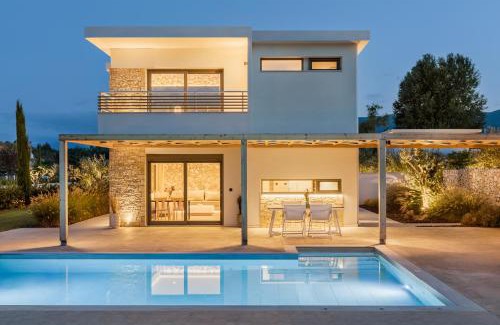 Leptokaria Villa | White Nest Villas: Oceanfront Retreat with Top Guest Ratings