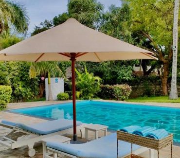 Malindi House | Inviting WHITE Nyumba: Oceanfront Escape with Pool & Breakfast