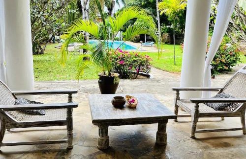 Malindi House | Inviting WHITE Nyumba: Oceanfront Escape with Pool & Breakfast
