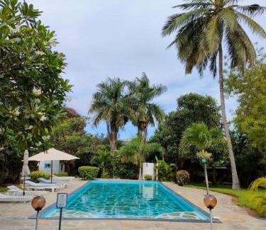 Malindi House | Inviting WHITE Nyumba: Oceanfront Escape with Pool & Breakfast