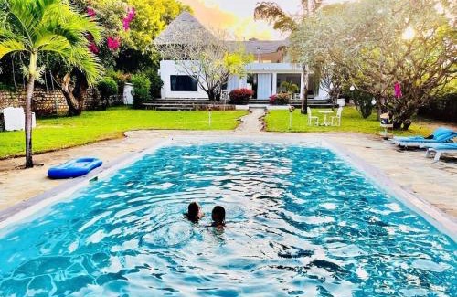 Malindi House | Inviting WHITE Nyumba: Oceanfront Escape with Pool & Breakfast