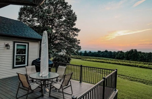 Strasburg House | Idyllic White Oak Acres: Relax by an Amish Farm Retreat