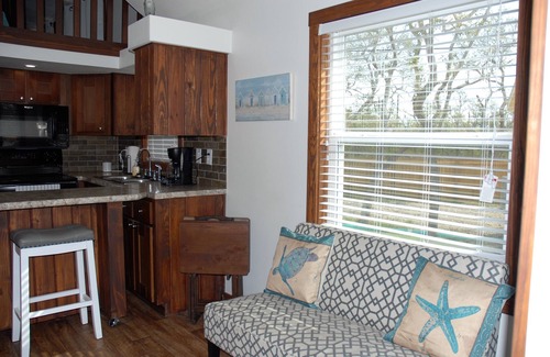 Rockport Cottage | White Oak Cottage: Family-Friendly Retreat with Pet Perks