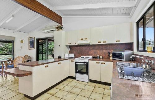 White Patch House | Pet-Friendly Retreat: White Patch On The Water Awaits
