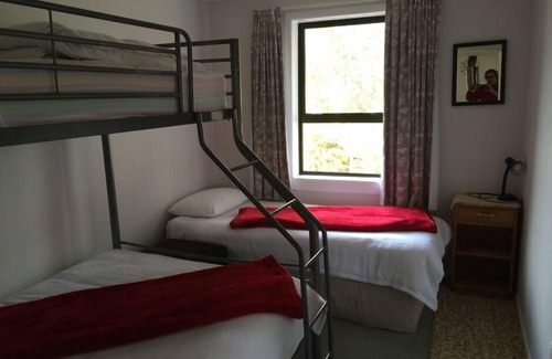 Ohakune House | Welcoming White Peakes Lodge with Kitchen & Breakfast Options