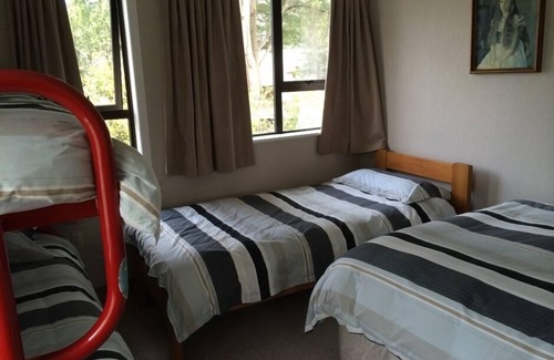 Ohakune House | Welcoming White Peakes Lodge with Kitchen & Breakfast Options