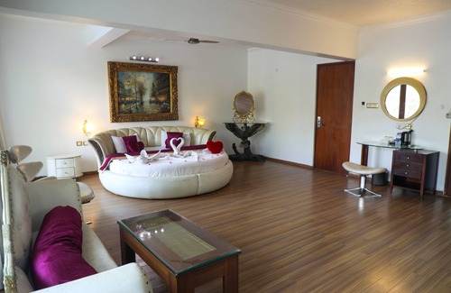 Saunta Vaddo House | Relax at White Pearl Suites with Ocean Views & Pool Access