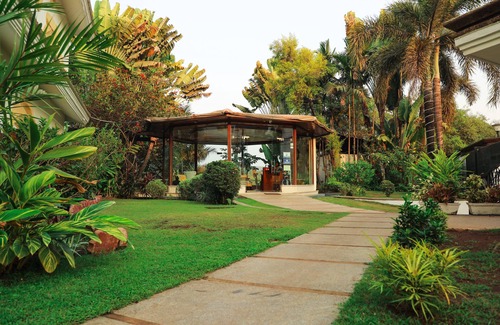 Saunta Vaddo House | Relax at White Pearl Suites with Ocean Views & Pool Access