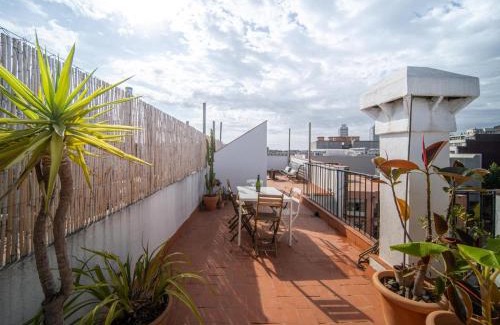 El Parc i la Llacuna del Poblenou Apartment | Pet-Friendly White Penthouse with Family Amenities Awaiting You