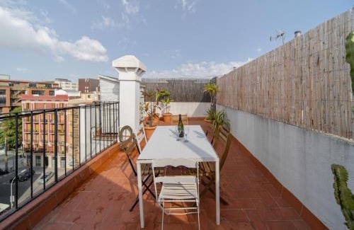 El Parc i la Llacuna del Poblenou Apartment | Pet-Friendly White Penthouse with Family Amenities Awaiting You