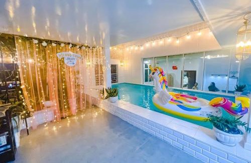 Phuong 1 Apartment | Stylish White Penthouse with Rooftop Pool in Central City