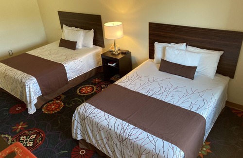 Christmas Hotel | Inviting White Pine Lodge: Spa & Family-Friendly Retreat