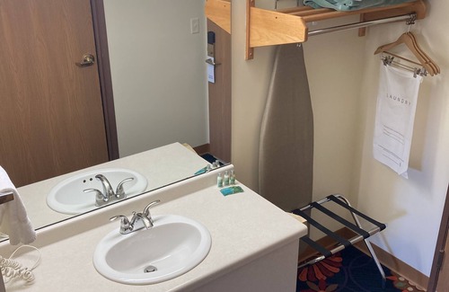Christmas Hotel | Inviting White Pine Lodge: Spa & Family-Friendly Retreat