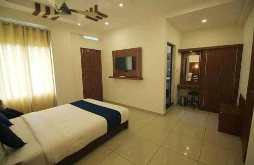 Kumily Cabin | White Portico