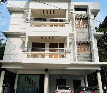Kumily Cabin | White Portico