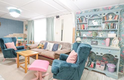 Irstead House | Elegant Stay at White Rabbit, Cross Lane – Family & Pet Friendly