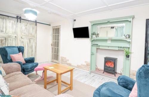 Irstead House | Elegant Stay at White Rabbit, Cross Lane – Family & Pet Friendly