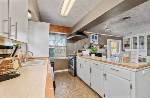 White Rock Hills House | Inviting 6 Queen Bed Home with Pool & Deck Near White Rock