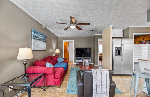 White Rock Hills House | Inviting 6 Queen Bed Home with Pool & Deck Near White Rock