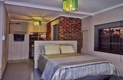 Nelspruit Cabin | Cozy White Rock Self-Catering Guest Suites with Kitchen