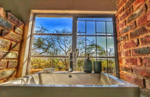 Nelspruit Cabin | Cozy White Rock Self-Catering Guest Suites with Kitchen