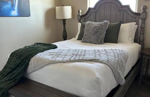 Washington County Villa | Relax at White Rocks: 4 Beds, Hot Tub & Family-Friendly