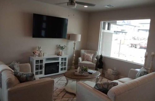 Washington County Villa | Relax at White Rocks: 4 Beds, Hot Tub & Family-Friendly