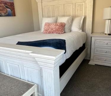 Washington County Villa | Relax at White Rocks: 4 Beds, Hot Tub & Family-Friendly