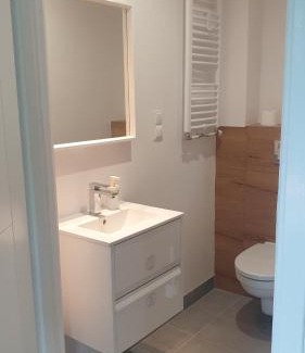 Krzyki House | Stylish White Room Wrocław Near Scenic Opatowicka Island