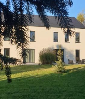 Krzyki House | Stylish White Room Wrocław Near Scenic Opatowicka Island